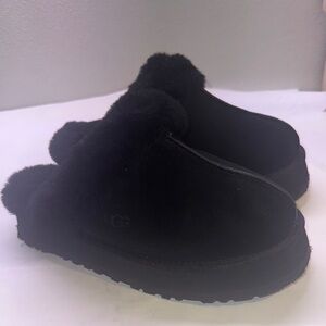 Used UGG Black Fuzzy Slippers women’s size 8